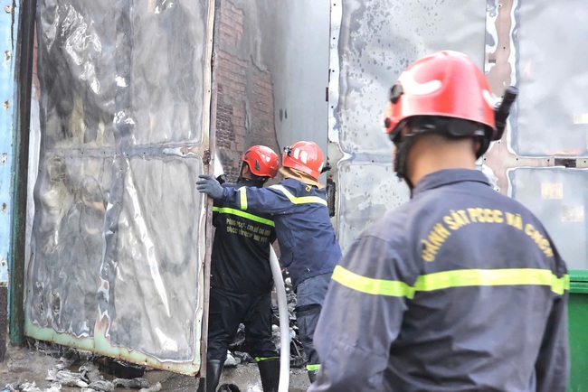 Cháy ở TPHCM, đe dọa 2 căn nhà - Ảnh 2