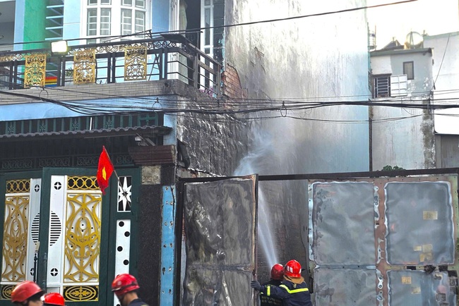Cháy ở TPHCM, đe dọa 2 căn nhà - Ảnh 3