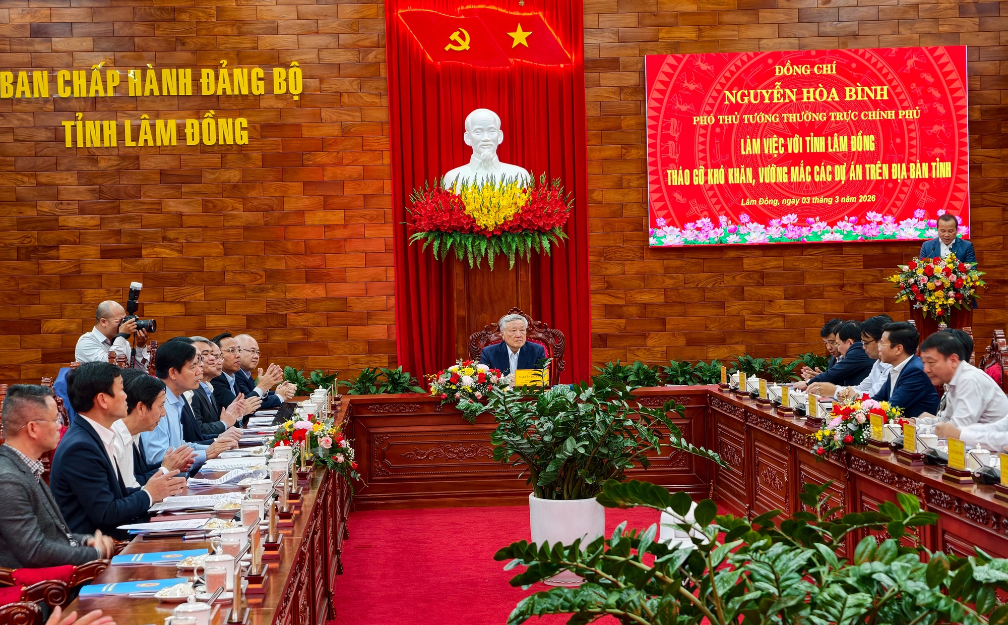 Lâm Đồng kiến nghị tháo gỡ khó khăn tại dự án Sân golf Đồi Cù, King Palace - Ảnh 1