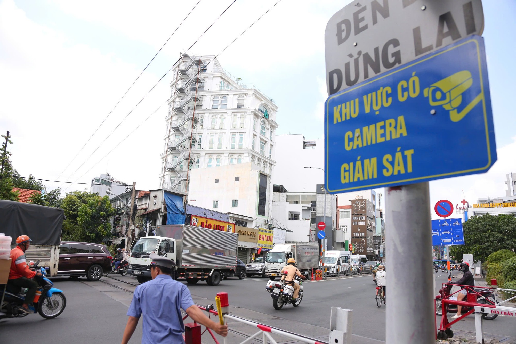 CSGT TPHCM sẽ xử lý các lỗi này nếu xâm phạm an toàn giao thông đường sắt - Ảnh 1