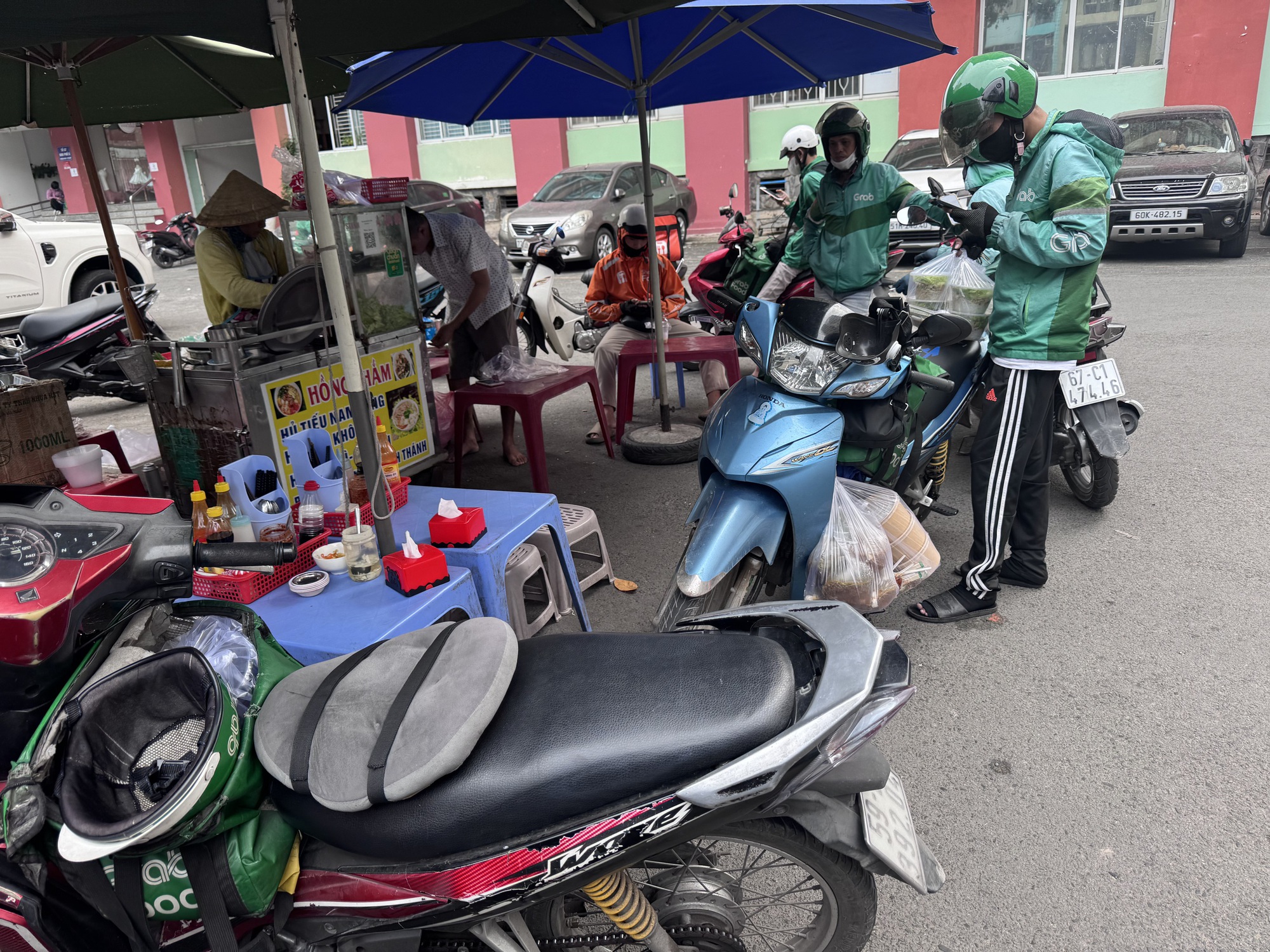 Thêm hãng gọi xe công nghệ hỗ trợ tiền xăng cho tài xế, khuyến khích chuyển đổi xe điện - Ảnh 1