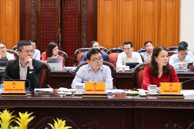 Thủ tướng: Không để thiếu nguồn cung xăng dầu; khẩn trương xây dựng kho dự trữ chiến lược tại Nghi Sơn - Ảnh 7