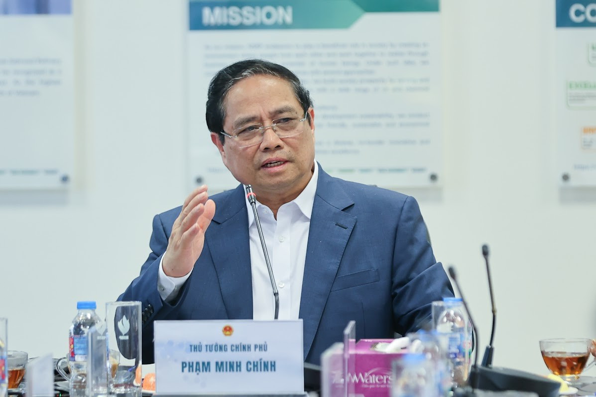 Thủ tướng làm việc tại Nhà máy Lọc hóa dầu Nghi Sơn, khảo sát địa điểm xây kho dầu chiến lược - Ảnh 2