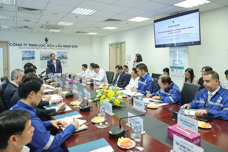 Thủ tướng làm việc tại Nhà máy Lọc hóa dầu Nghi Sơn và khảo sát địa điểm xây dựng kho dầu chiến lược - Ảnh 6
