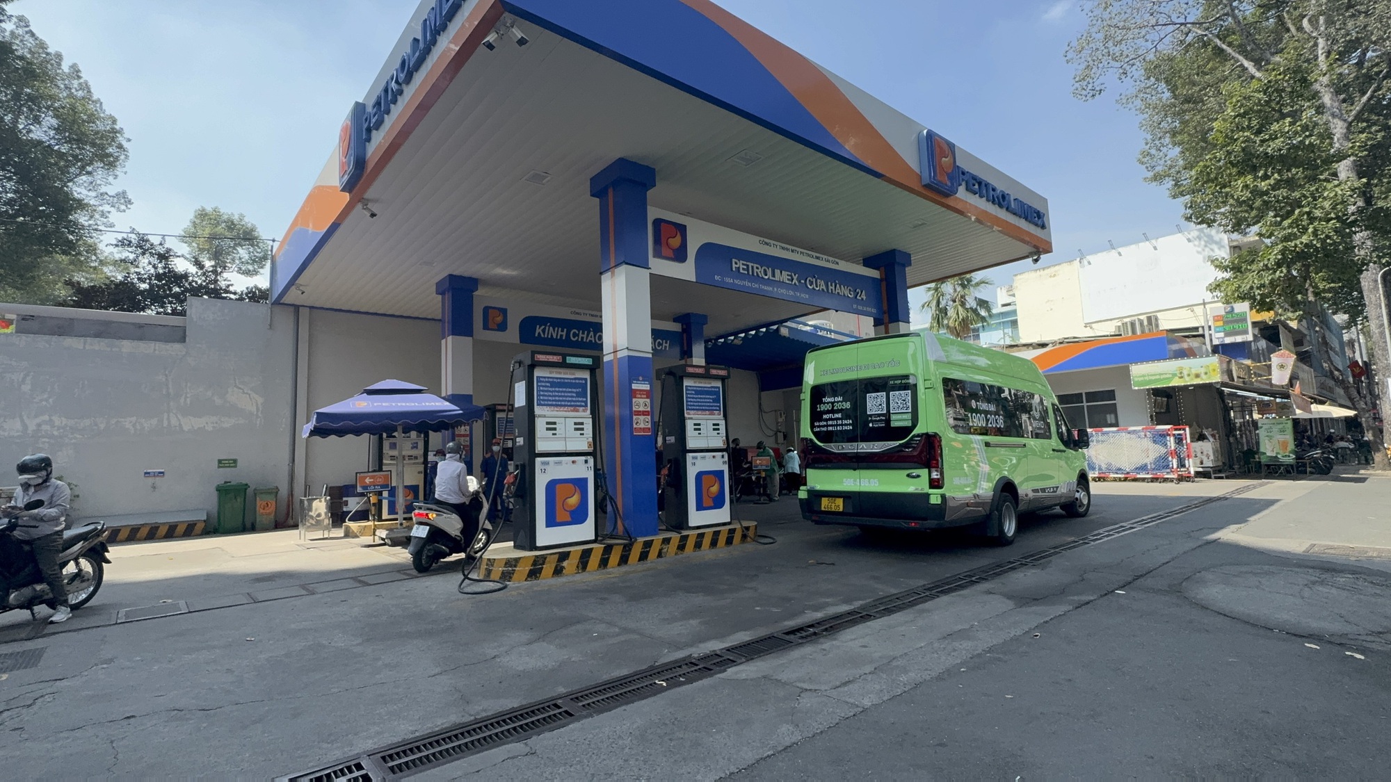 Quản lý thị trường TP HCM: Những cây xăng bán nhỏ giọt và găm hàng đã bị xử lý - Ảnh 1