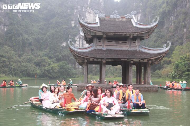 Khách du lịch đến Ninh Bình tăng hơn 80%, thu gần 6.000 tỷ đồng đầu năm - Ảnh 2