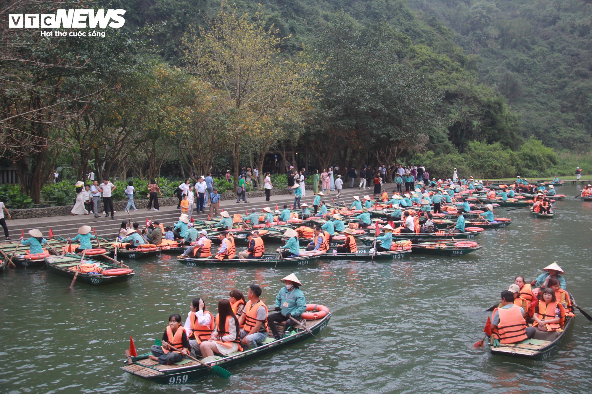 Khách du lịch đến Ninh Bình tăng hơn 80%, thu gần 6.000 tỷ đồng đầu năm - Ảnh 1