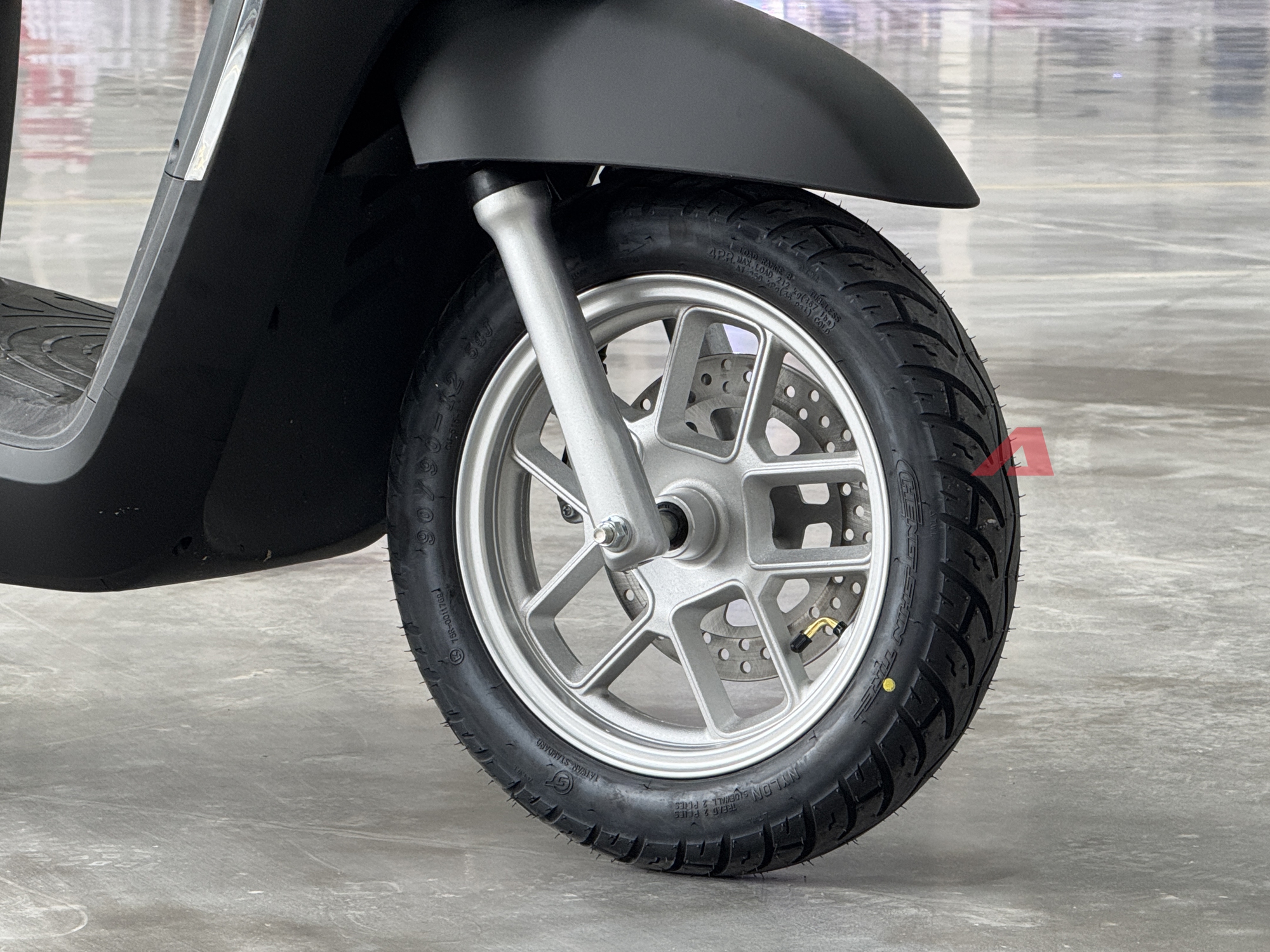 Yadea Osta chốt giá cao nhất 31,99 triệu đồng: Nhiều công nghệ giống ô tô, 'phượt' Hà Nội - Hạ Long không cần sạc - Ảnh 6