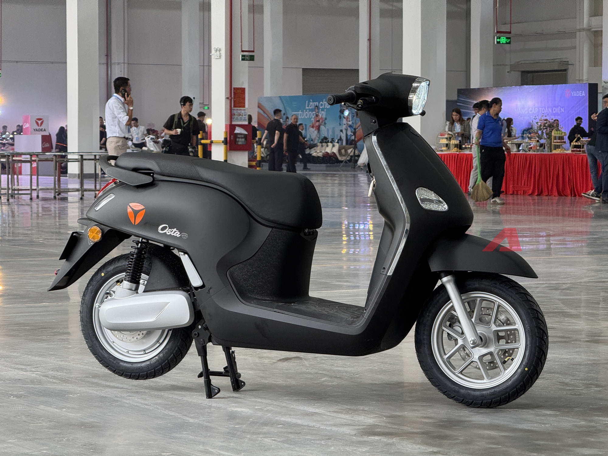 Yadea Osta chốt giá cao nhất 31,99 triệu đồng: Nhiều công nghệ giống ô tô, 'phượt' Hà Nội - Hạ Long không cần sạc - Ảnh 1