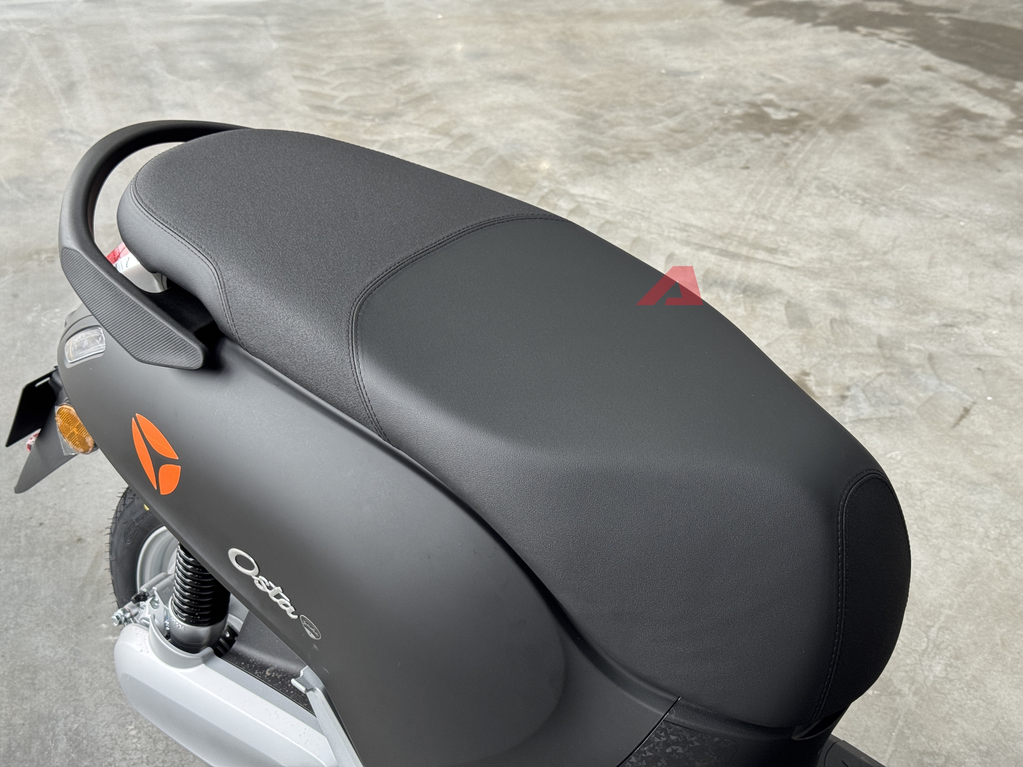 Yadea Osta chốt giá cao nhất 31,99 triệu đồng: Nhiều công nghệ giống ô tô, 'phượt' Hà Nội - Hạ Long không cần sạc - Ảnh 16