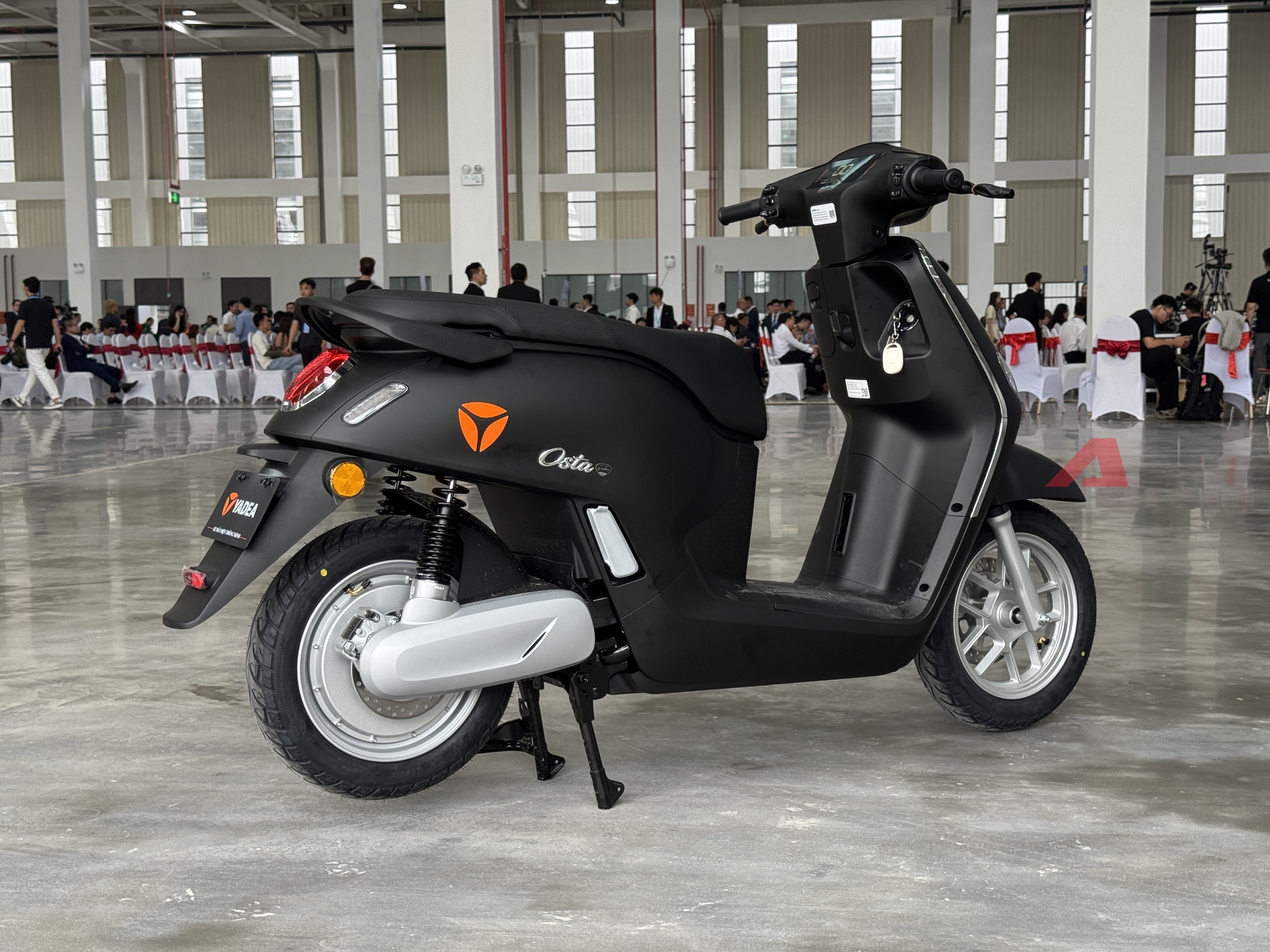 Yadea Osta chốt giá cao nhất 31,99 triệu đồng: Nhiều công nghệ giống ô tô, 'phượt' Hà Nội - Hạ Long không cần sạc - Ảnh 2