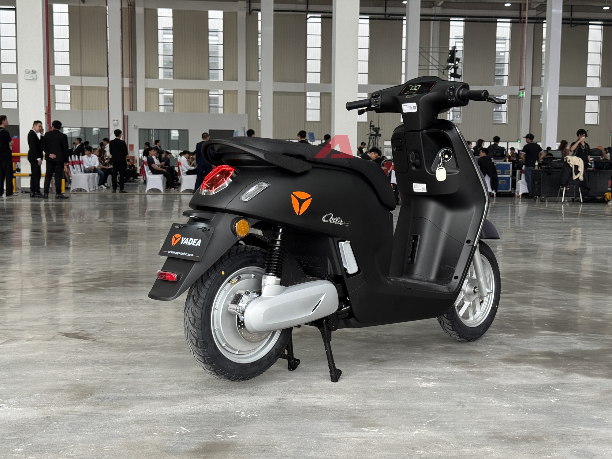 Yadea Osta chốt giá cao nhất 31,99 triệu đồng: Nhiều công nghệ giống ô tô, 'phượt' Hà Nội - Hạ Long không cần sạc - Ảnh 4