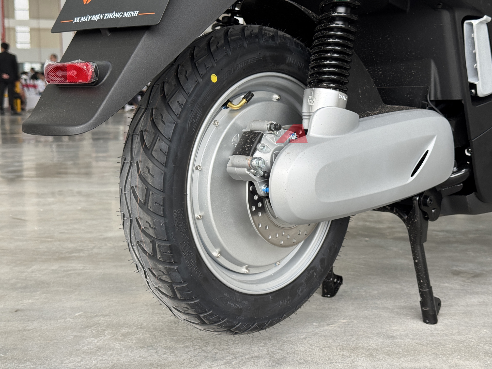 Yadea Osta chốt giá cao nhất 31,99 triệu đồng: Nhiều công nghệ giống ô tô, 'phượt' Hà Nội - Hạ Long không cần sạc - Ảnh 8