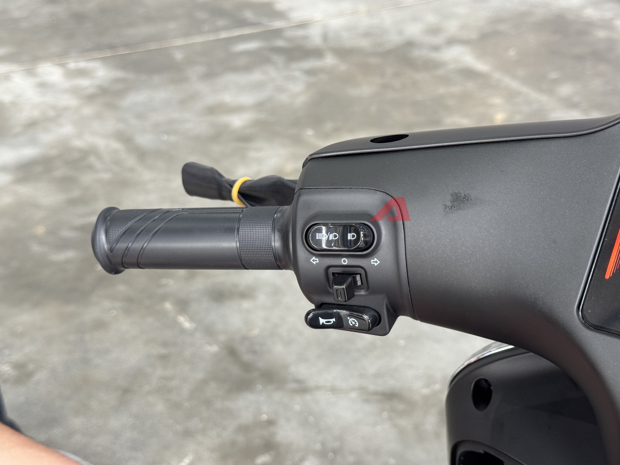 Yadea Osta chốt giá cao nhất 31,99 triệu đồng: Nhiều công nghệ giống ô tô, 'phượt' Hà Nội - Hạ Long không cần sạc - Ảnh 13