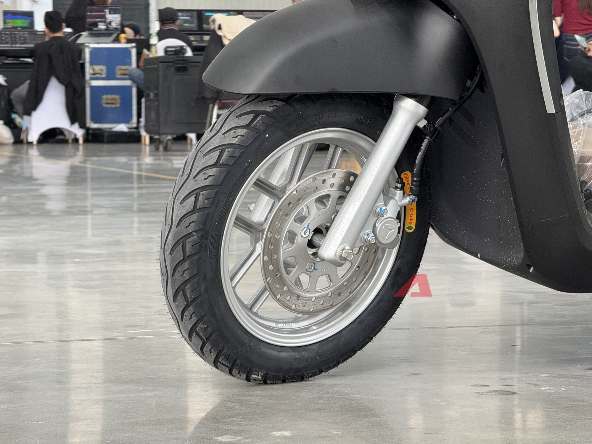 Yadea Osta chốt giá cao nhất 31,99 triệu đồng: Nhiều công nghệ giống ô tô, 'phượt' Hà Nội - Hạ Long không cần sạc - Ảnh 7