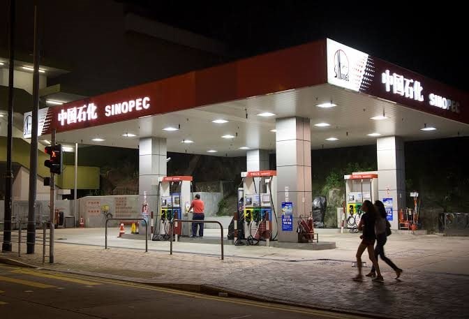 Cách Việt Nam không xa, nơi này đang bán xăng 115.000 đồng/lít - Ảnh 1