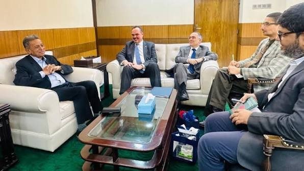 Nguồn cung dầu bị siết vì Iran phong toả eo biển Hormuz, một nước châu Á đề nghị Mỹ cho phép nhập khẩu dầu Nga - Ảnh 1