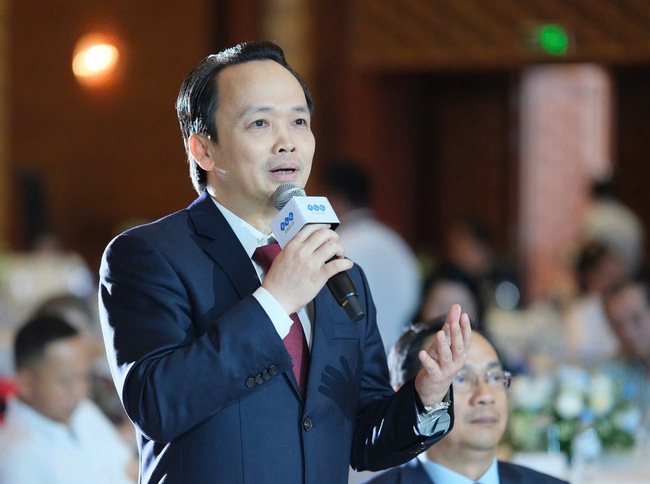 Bất ngờ xuất hiện, Chủ tịch FLC Trịnh Văn Quyết cất lời bài hát "Còn thương nhau thì về" - Ảnh 1