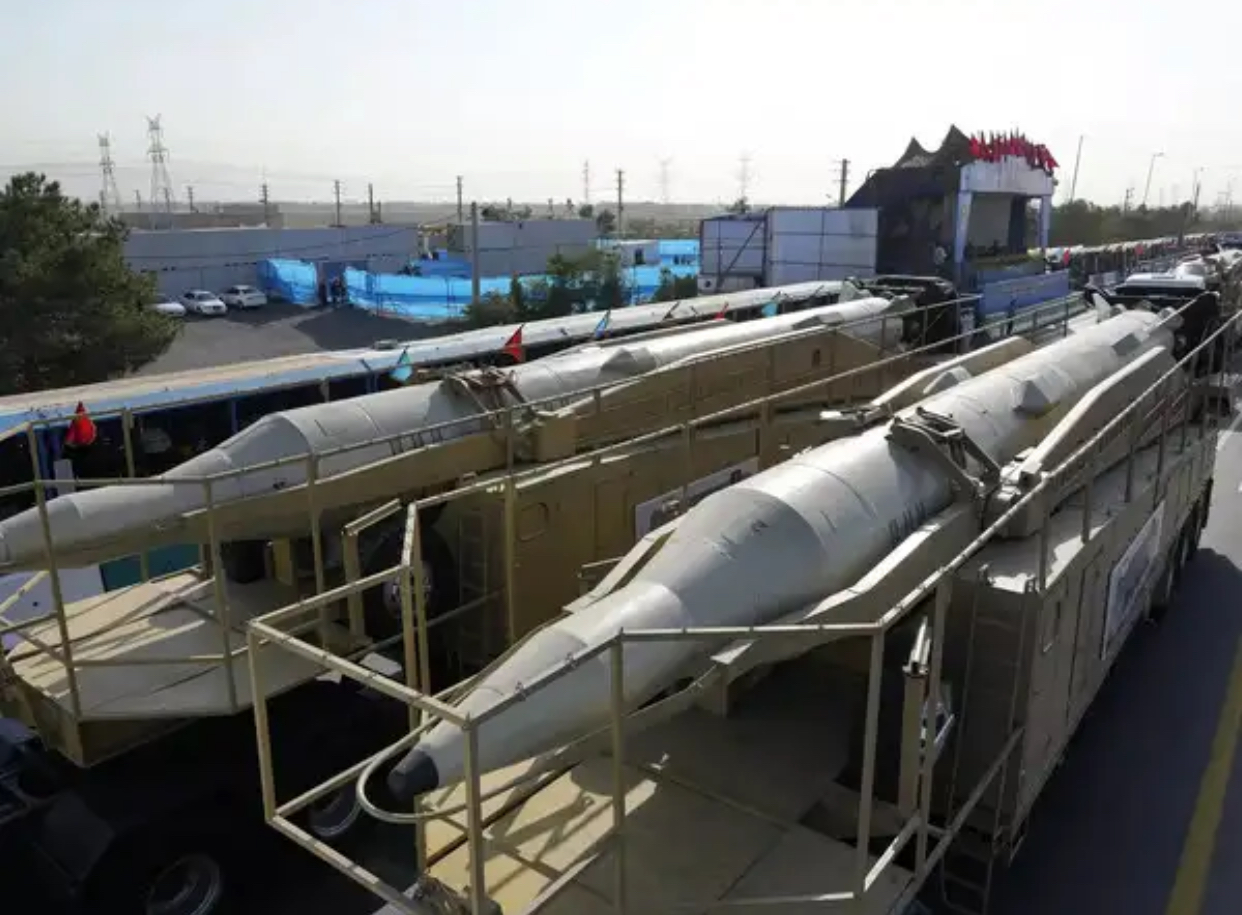 Iran lần đầu tiên phóng “tên lửa khiêu vũ” tấn công Mỹ - Israel - Ảnh 1