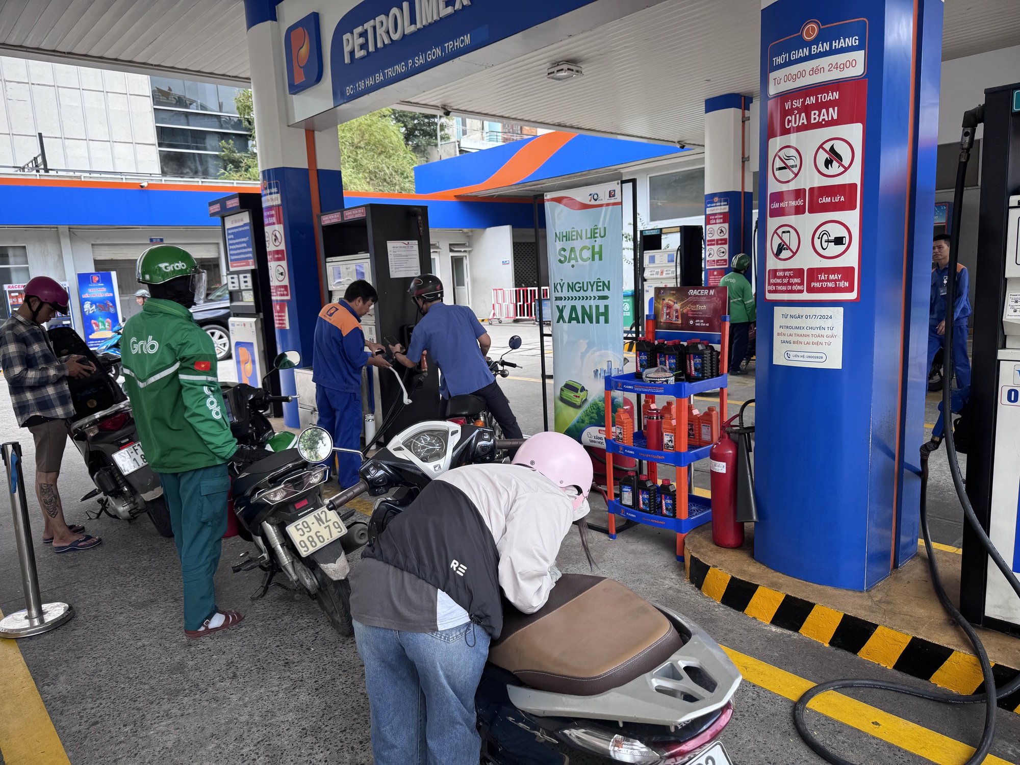 Grab tăng thưởng, tài xế than chưa đủ bù chi phí - Ảnh 1