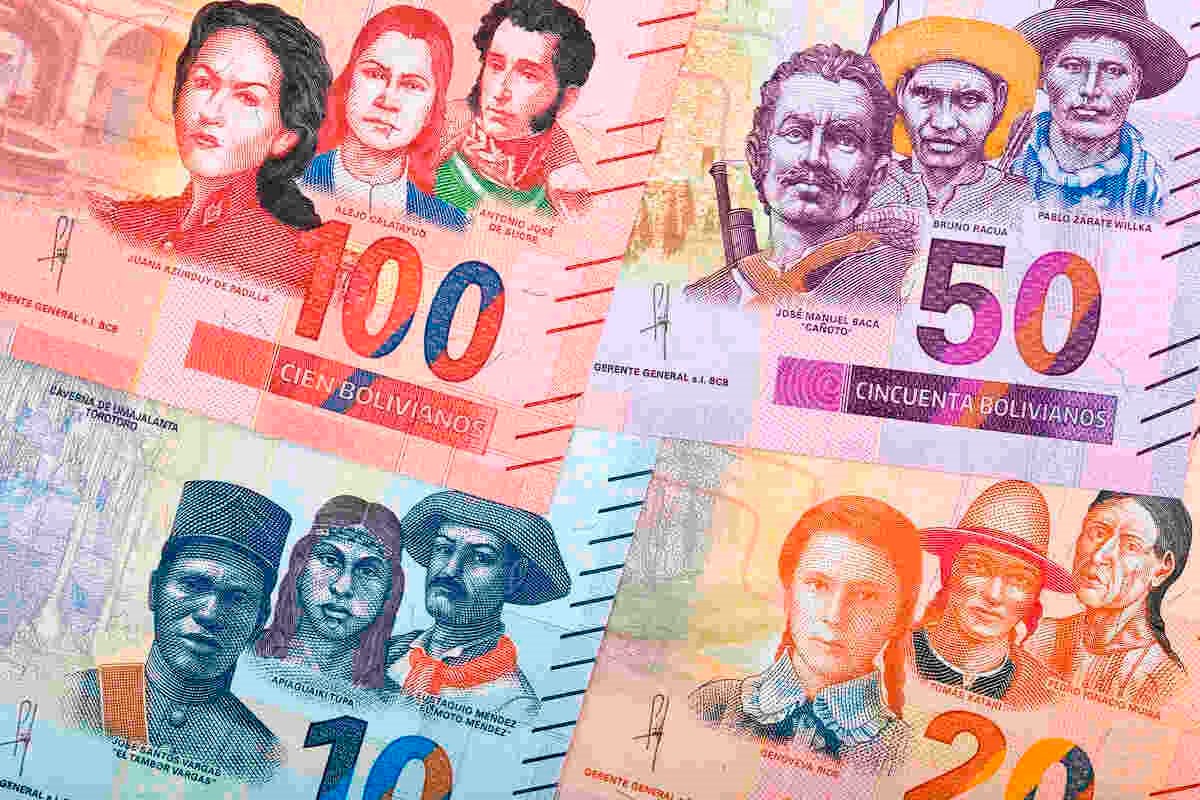 Tiền rơi trắng trời sau thảm kịch máy bay: Chính quyền Bolivia chạy đua tiêu hủy hàng triệu USD trước khi dân nghèo kịp "hôi của" - Ảnh 3