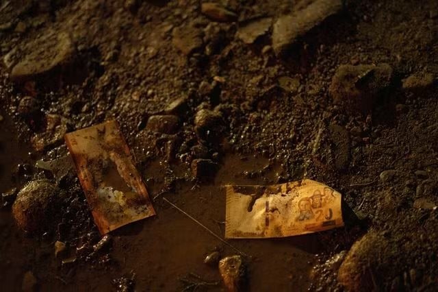 Tiền rơi trắng trời sau thảm kịch máy bay: Chính quyền Bolivia chạy đua tiêu hủy hàng triệu USD trước khi dân nghèo kịp "hôi của" - Ảnh 2