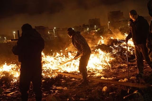 Tiền rơi trắng trời sau thảm kịch máy bay: Chính quyền Bolivia chạy đua tiêu hủy hàng triệu USD trước khi dân nghèo kịp "hôi của" - Ảnh 1