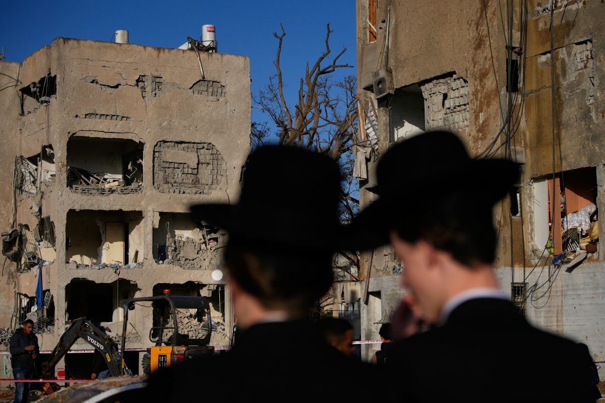 Hiện trường tan hoang sau loạt tên lửa Iran dội xuống gần cơ sở hạt nhân Israel - Ảnh 4