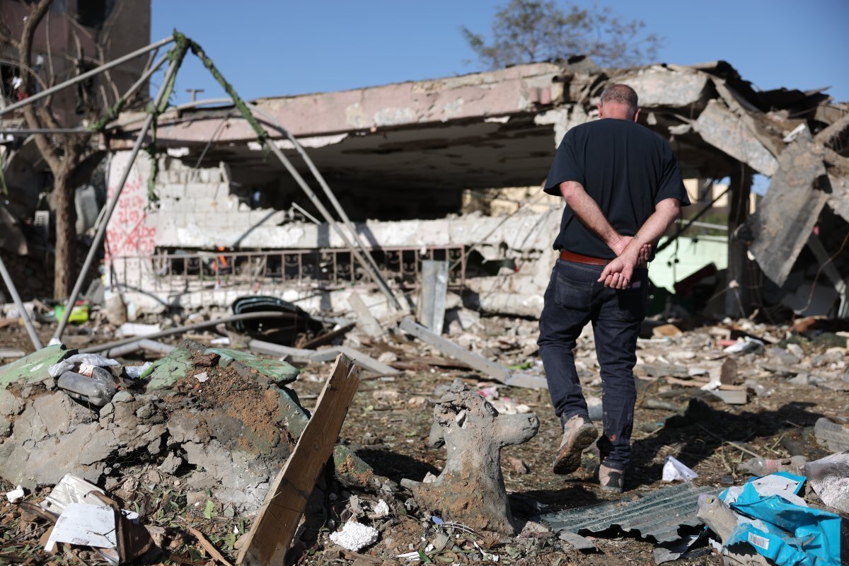 Hiện trường tan hoang sau loạt tên lửa Iran dội xuống gần cơ sở hạt nhân Israel - Ảnh 5