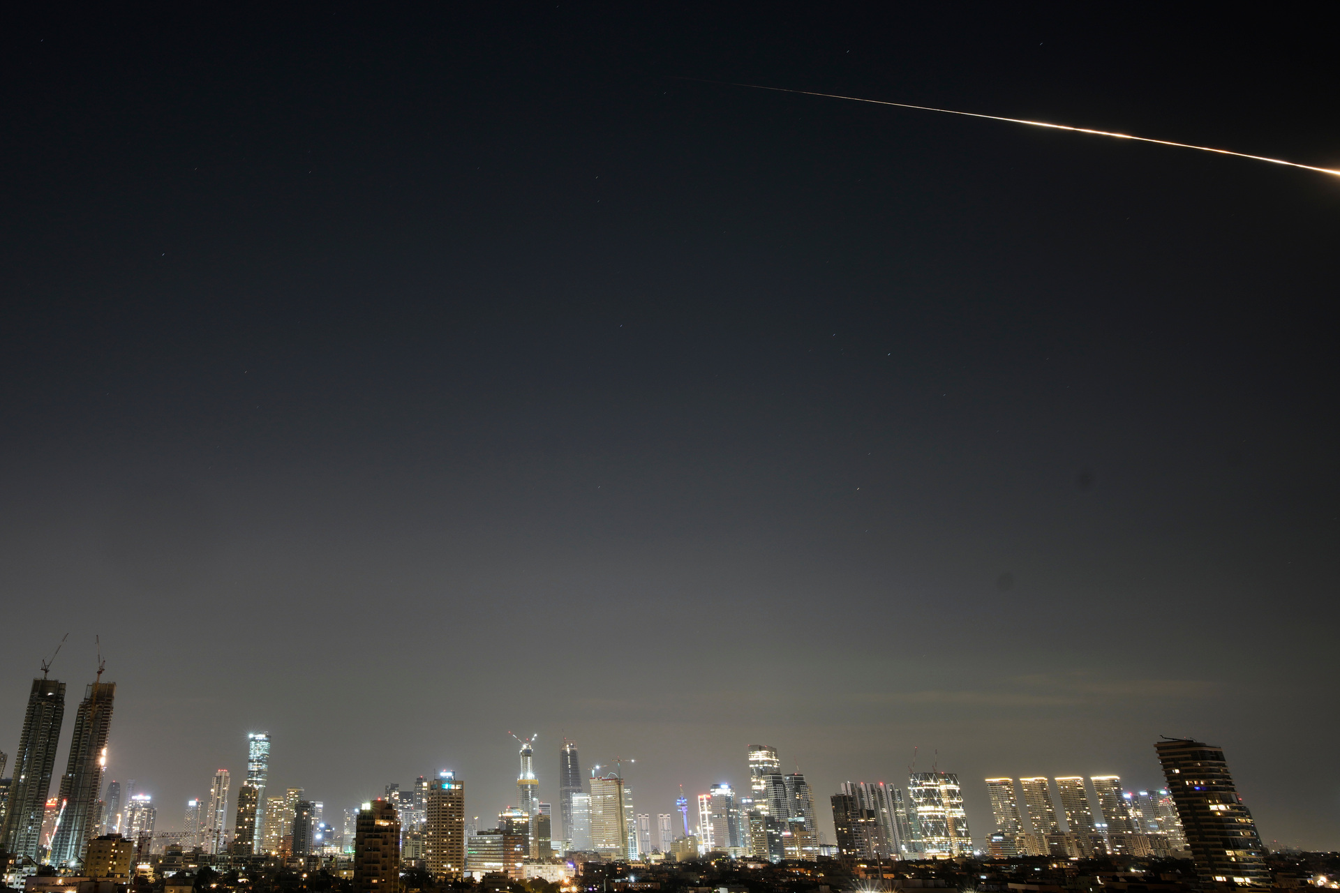 Thủ đô Israel oằn mình hứng 7 đợt tên lửa Iran dội xuống suốt từ đêm đến sáng - Ảnh 5