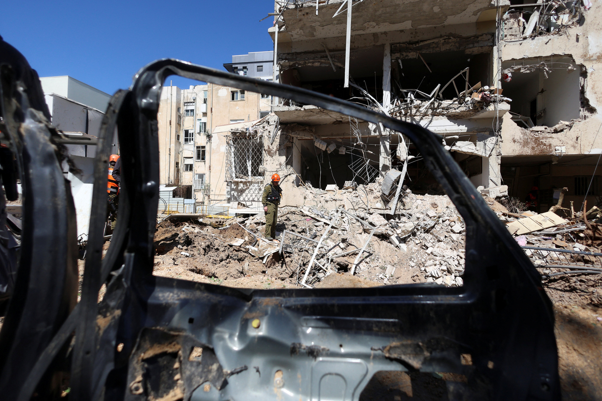 Thủ đô Israel oằn mình hứng 7 đợt tên lửa Iran dội xuống suốt từ đêm đến sáng - Ảnh 1