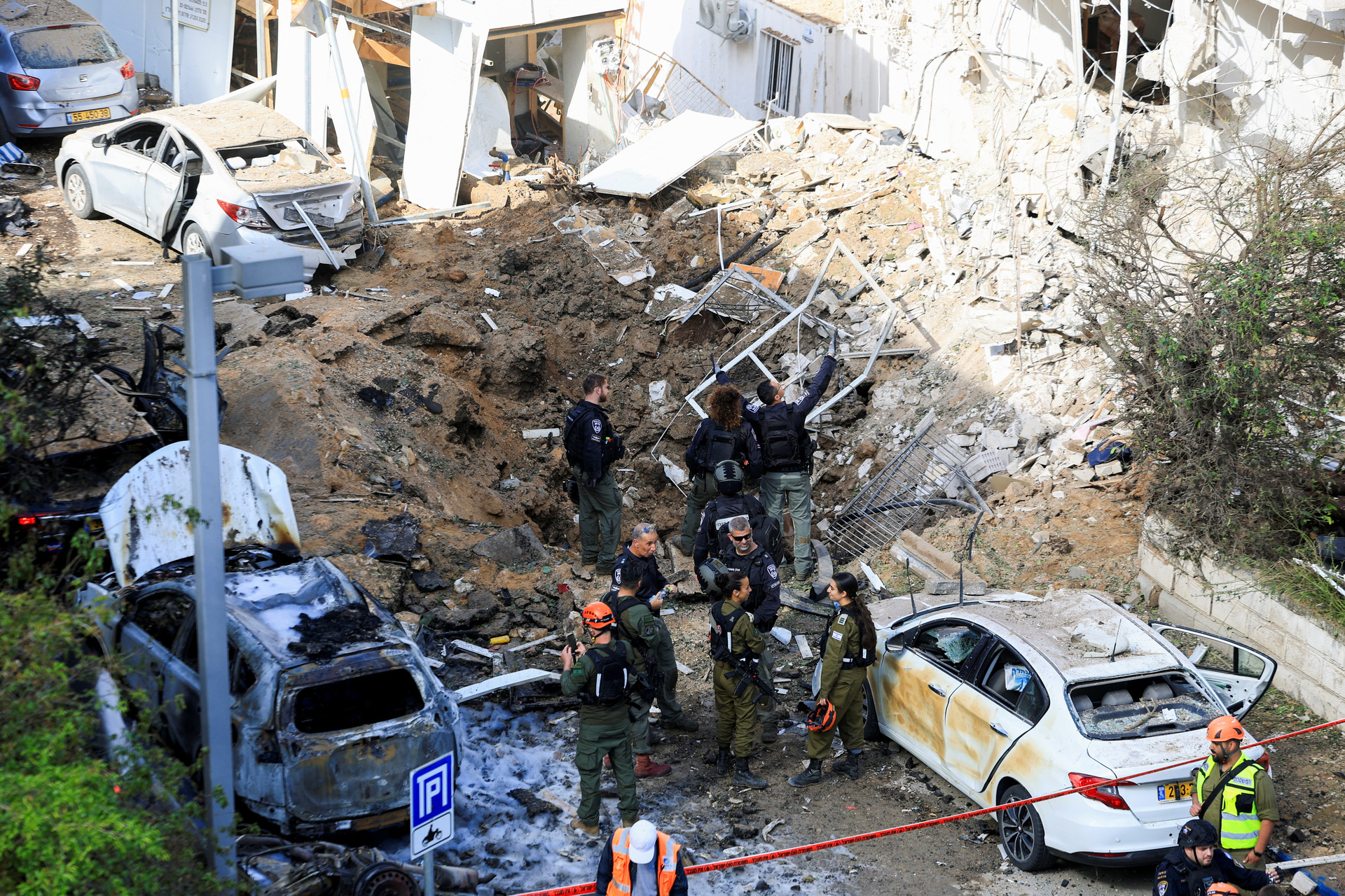 Thủ đô Israel oằn mình hứng 7 đợt tên lửa Iran dội xuống suốt từ đêm đến sáng - Ảnh 2