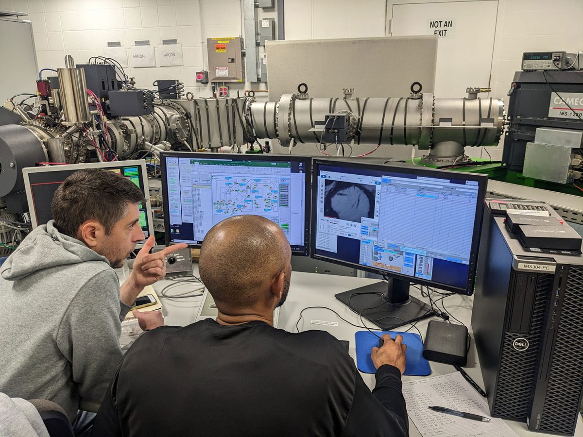 Mở niêm phong sau nửa thế kỷ, mẫu vật từ tàu NASA gây sốc - Ảnh 2