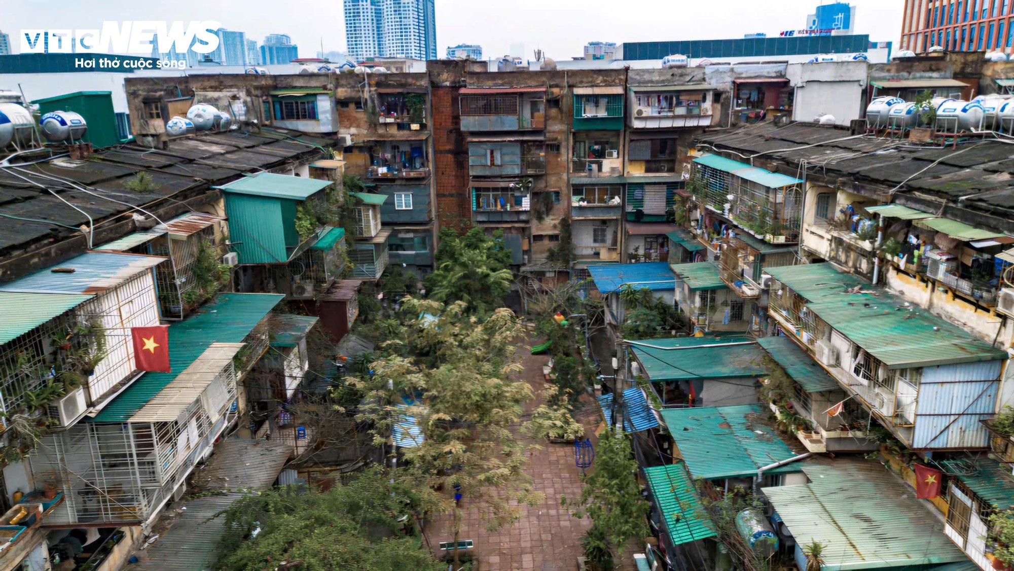 Bên trong những khu tập thể xuống cấp trên ‘đất vàng’ Hà Nội - Ảnh 1