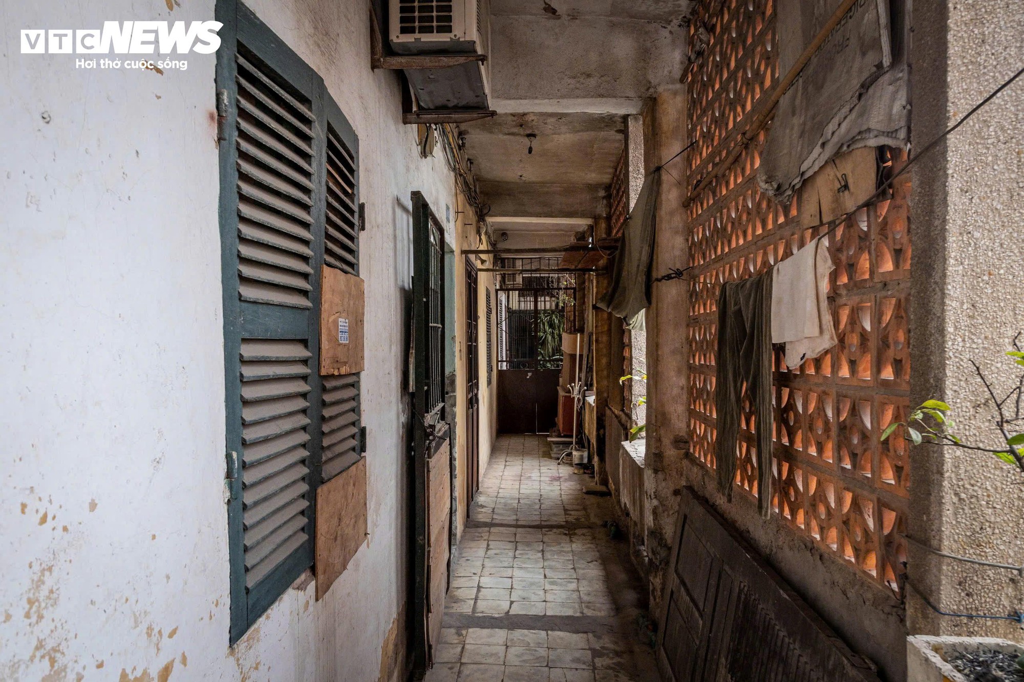 Bên trong những khu tập thể xuống cấp trên ‘đất vàng’ Hà Nội - Ảnh 2