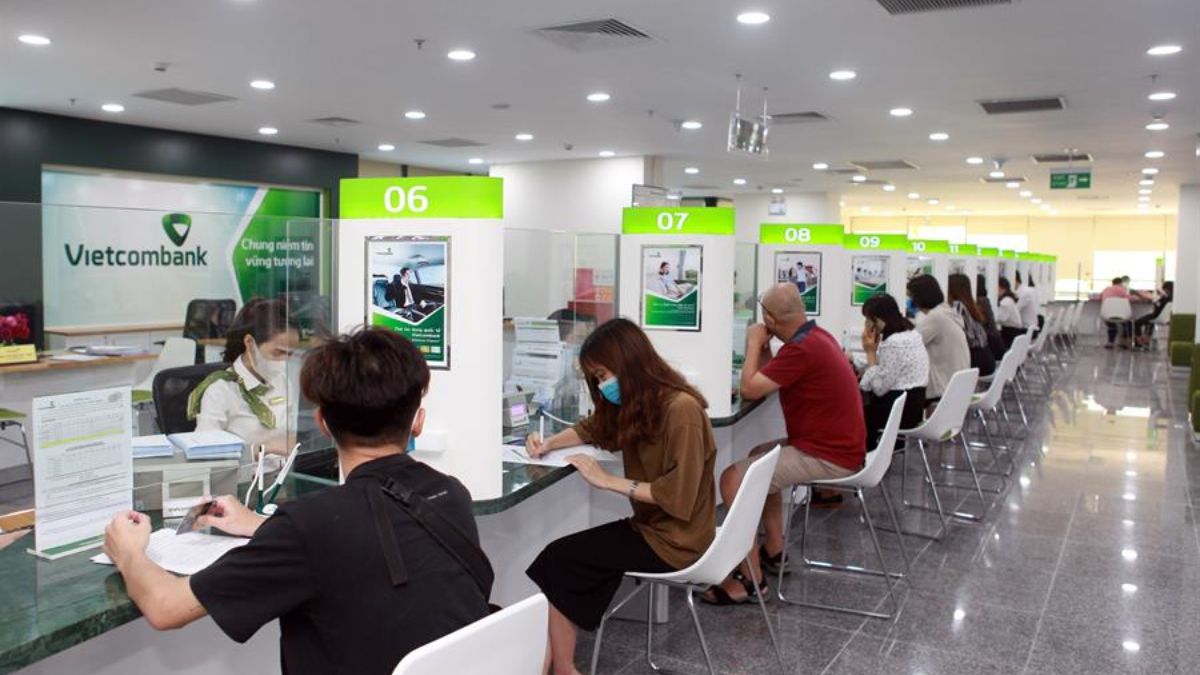 Những loại giấy tờ nào bị Vietcombank, VietinBank, Agribank, BIDV ngừng chấp nhận, sẽ bị khóa tài khoản ngân hàng - Ảnh 1