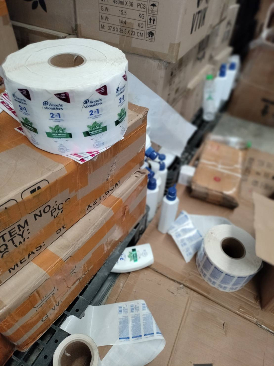 Đột kích một nhà kho, phát hiện hơn 223.000 chai dầu gội đầu, kem đánh răng giả trị giá 52 tỷ đồng - Ảnh 2