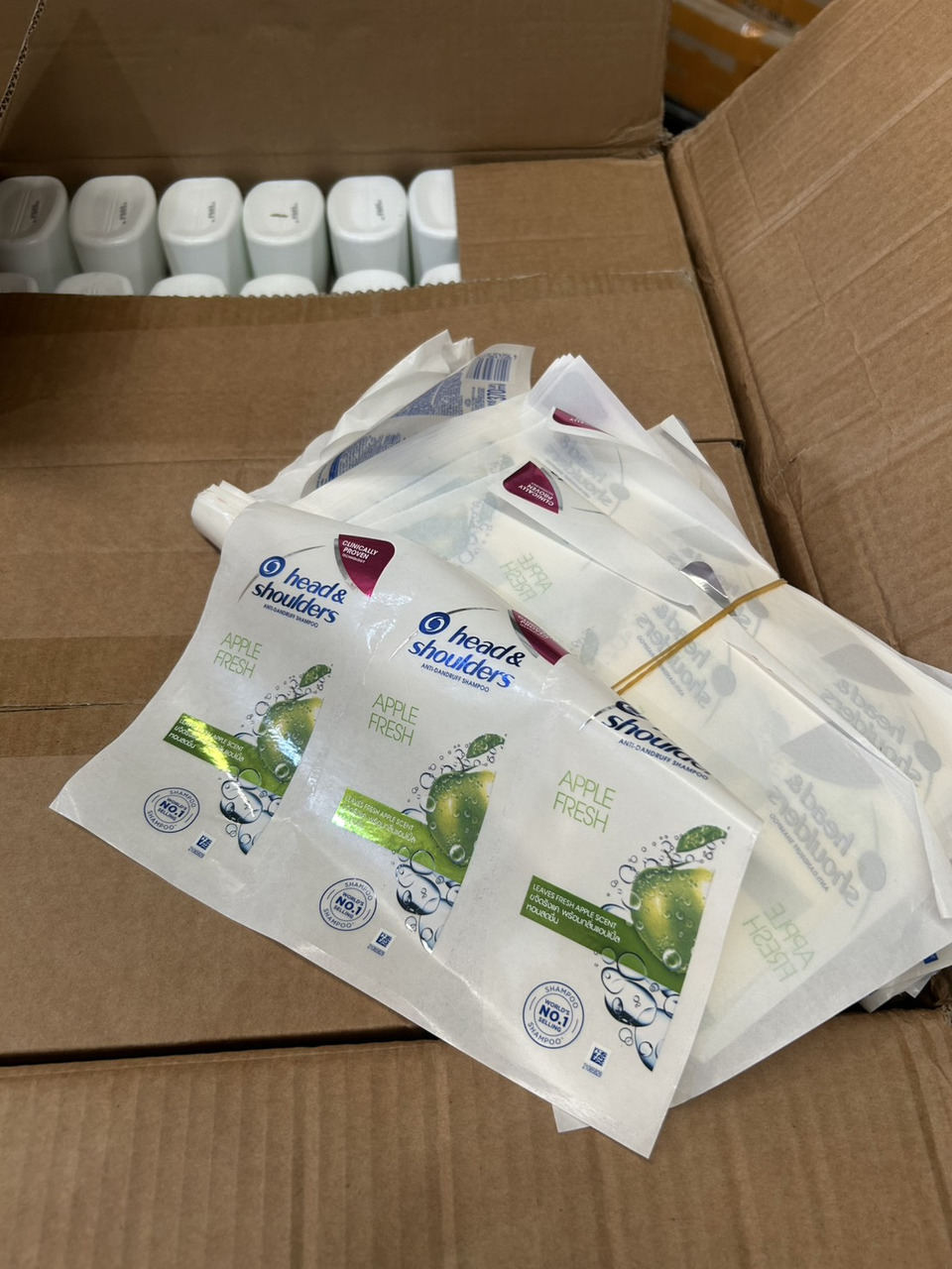 Đột kích một nhà kho, phát hiện hơn 223.000 chai dầu gội đầu, kem đánh răng giả trị giá 52 tỷ đồng - Ảnh 3