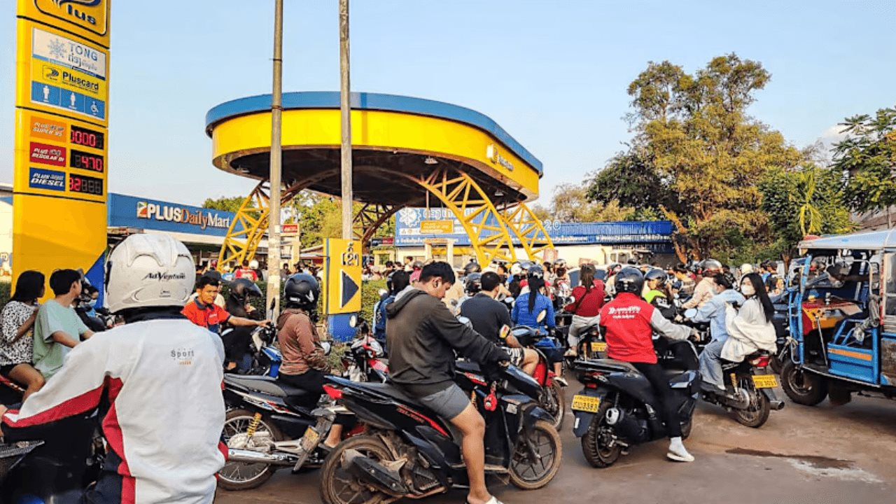 Giá xăng ở nước cạnh Việt Nam đã lên 47.000 đồng/lít - Ảnh 1