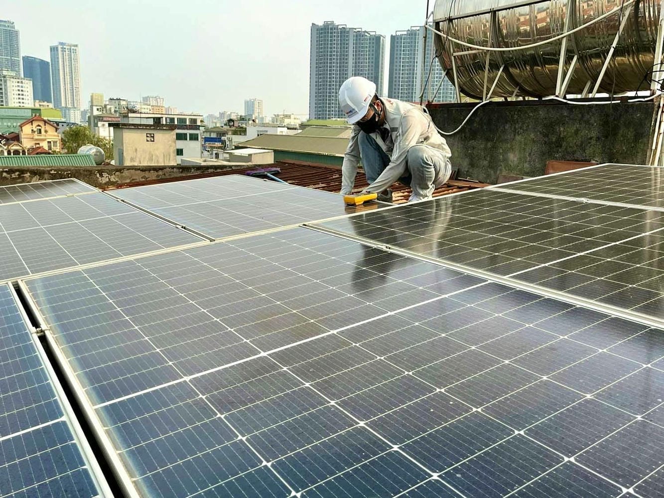 Nhà hàng, khách sạn tắt hoặc giảm tối thiểu 50% công suất chiếu sáng quảng cáo giờ cao điểm - Ảnh 1