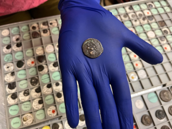 Dùng cổ vật hơn 2.000 năm trả tiền vé xe bus mà không hay - Ảnh 1