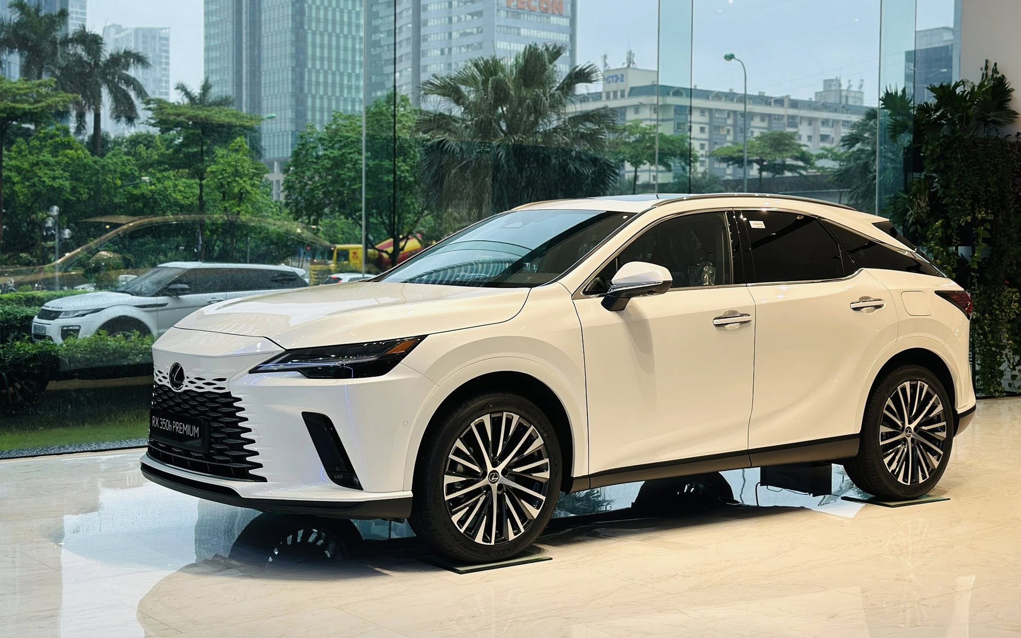 Lexus giảm giá loạt xe hybrid tại Việt Nam sau khi có thuế mới: Có mẫu giảm tới 330 triệu, hàng 'hot' RX chỉ còn từ 3,35 tỷ đồng - Ảnh 2
