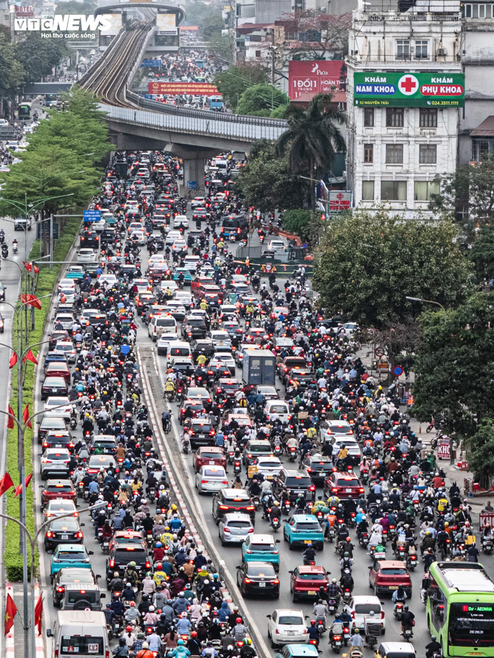 Lô cốt chiếm 1/3 lòng đường, người Hà Nội chật vật nhích từng mét về nhà - Ảnh 10
