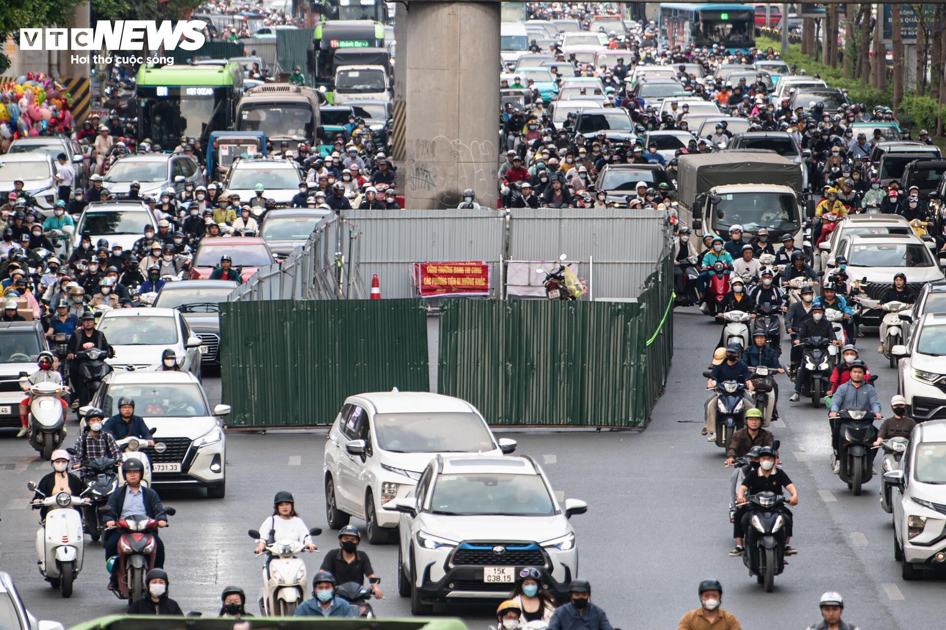 Lô cốt chiếm 1/3 lòng đường, người Hà Nội chật vật nhích từng mét về nhà - Ảnh 11