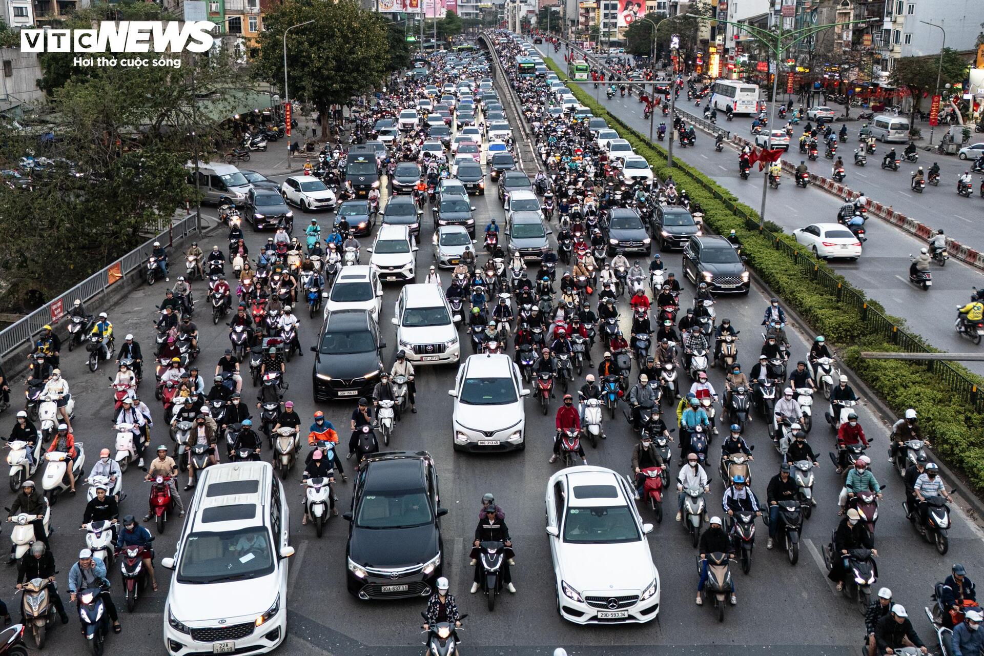 Lô cốt chiếm 1/3 lòng đường, người Hà Nội chật vật nhích từng mét về nhà - Ảnh 12