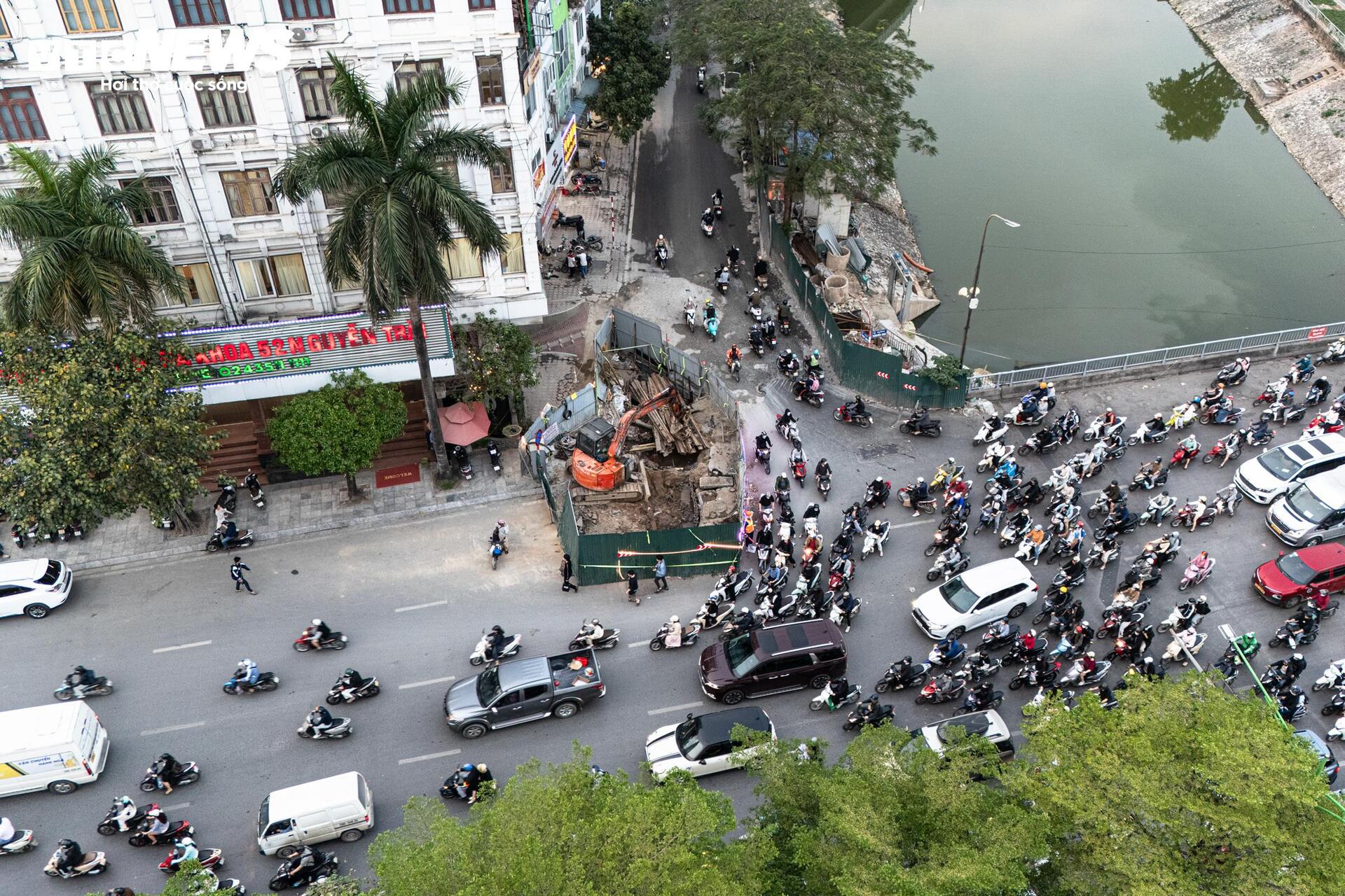 Lô cốt chiếm 1/3 lòng đường, người Hà Nội chật vật nhích từng mét về nhà - Ảnh 14