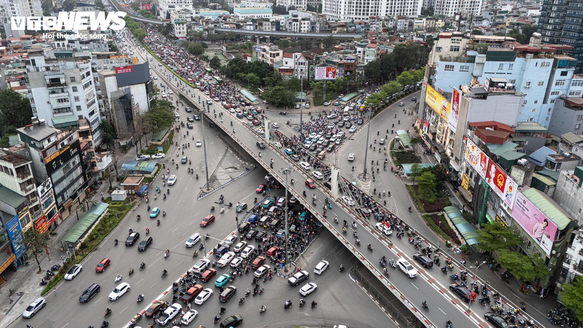 Lô cốt chiếm 1/3 lòng đường, người Hà Nội chật vật nhích từng mét về nhà - Ảnh 16