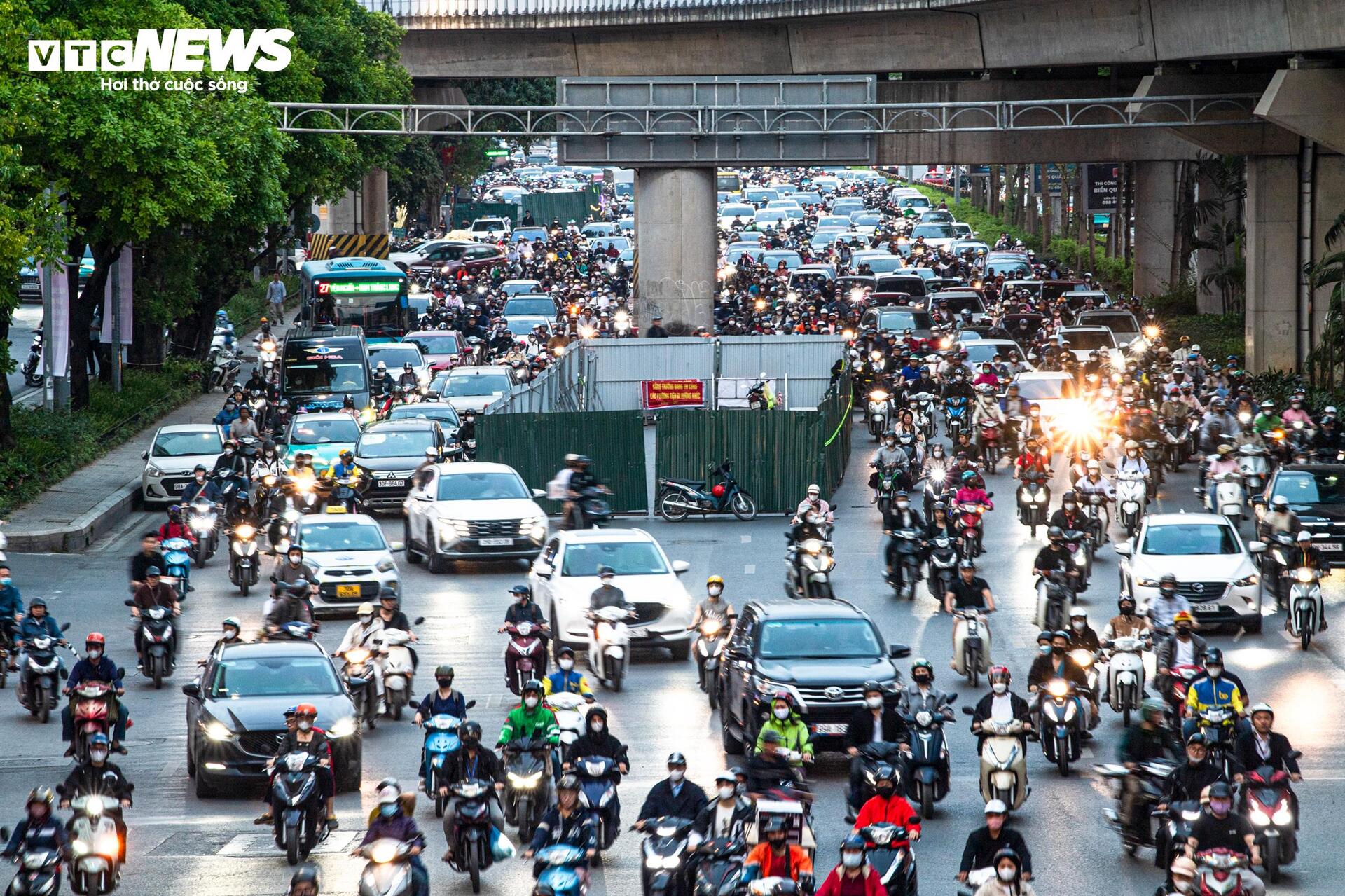 Lô cốt chiếm 1/3 lòng đường, người Hà Nội chật vật nhích từng mét về nhà - Ảnh 2