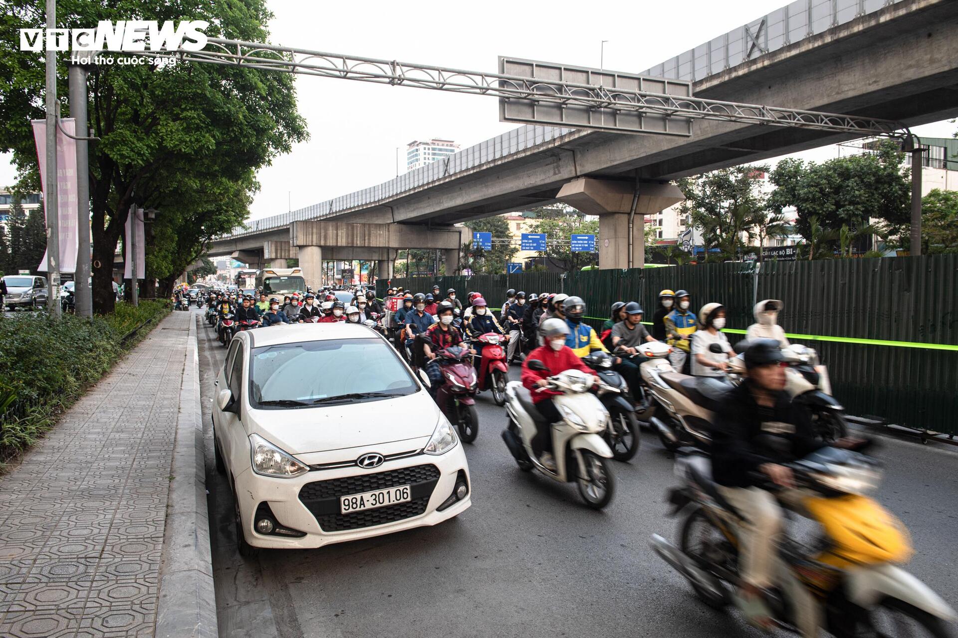 Lô cốt chiếm 1/3 lòng đường, người Hà Nội chật vật nhích từng mét về nhà - Ảnh 15