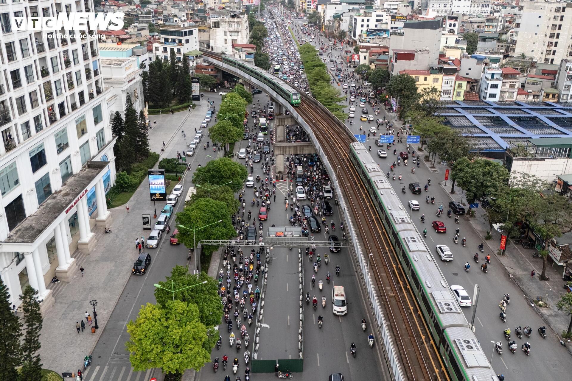 Lô cốt chiếm 1/3 lòng đường, người Hà Nội chật vật nhích từng mét về nhà - Ảnh 1